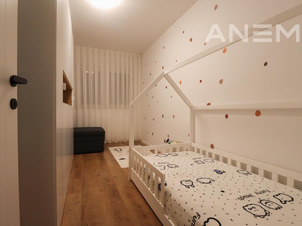 Banesë në shitje 87.7m²+17m² tarracë në Veternik