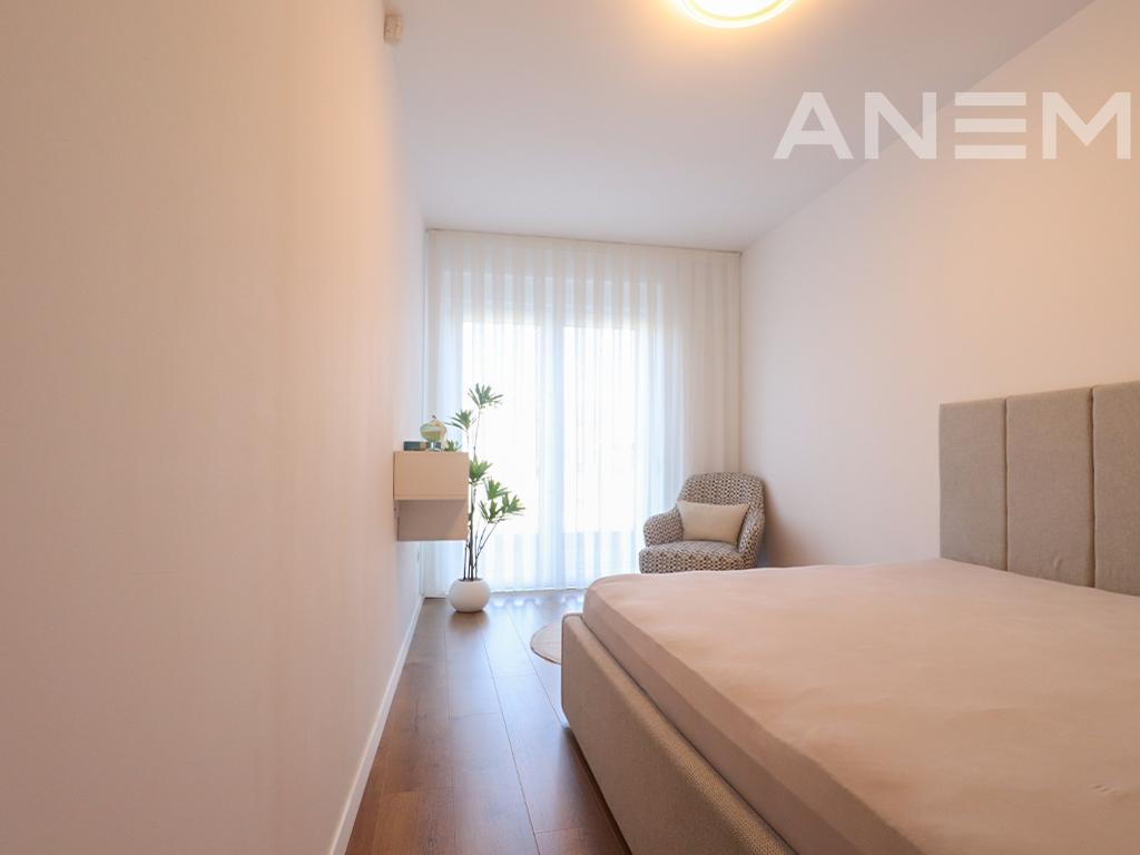 Banesë në shitje 87.7m²+17m² tarracë në Veternik