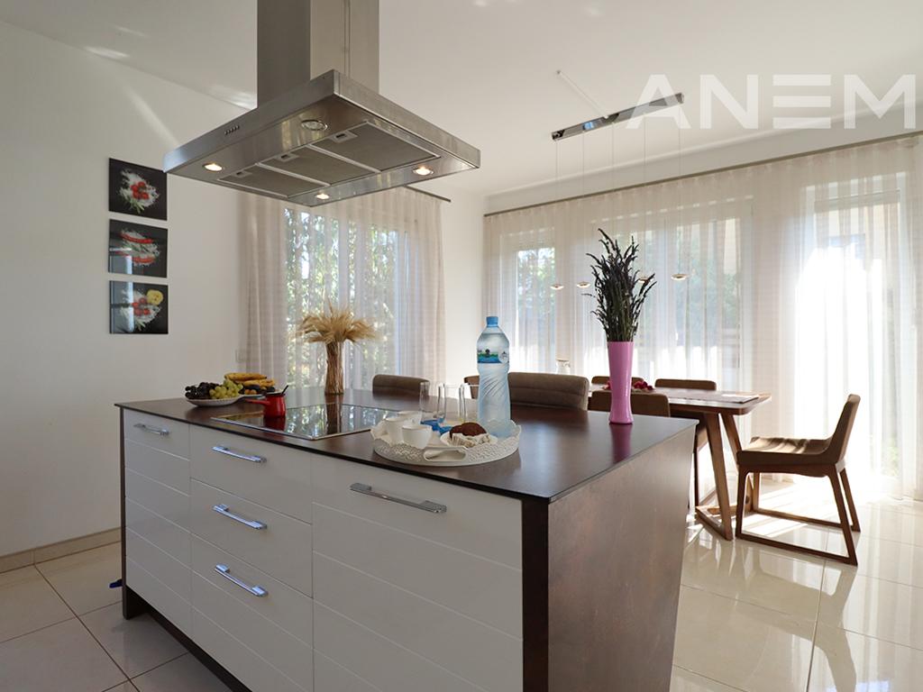 Shtëpi me qira 300m² në Veternik
