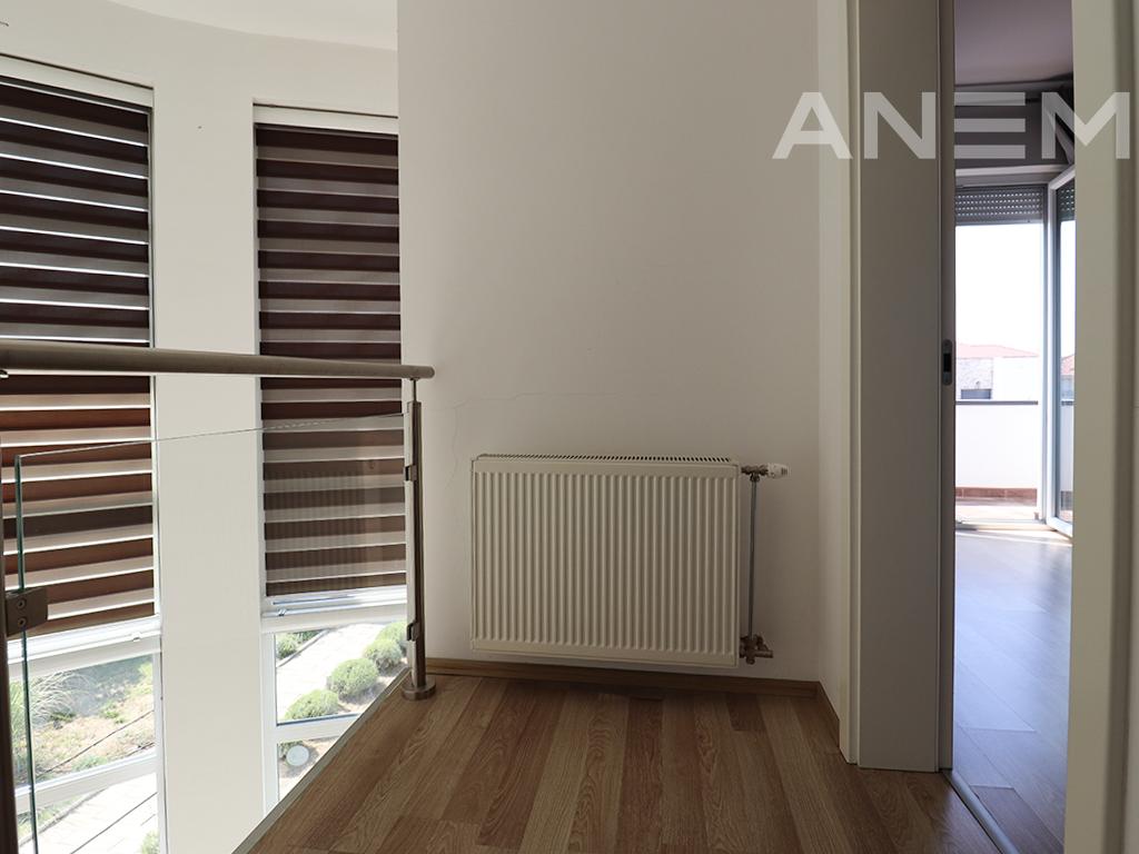Shtëpi me qira 300m² në Veternik