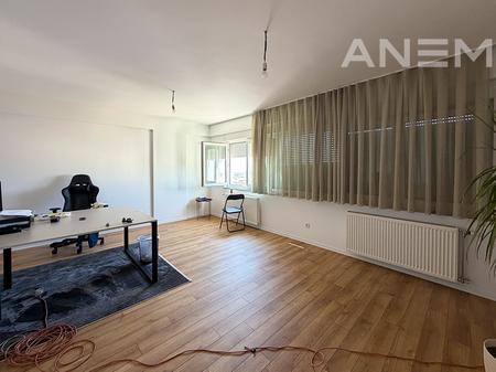 Zyre me qira 313m² në lagjen Mati 1