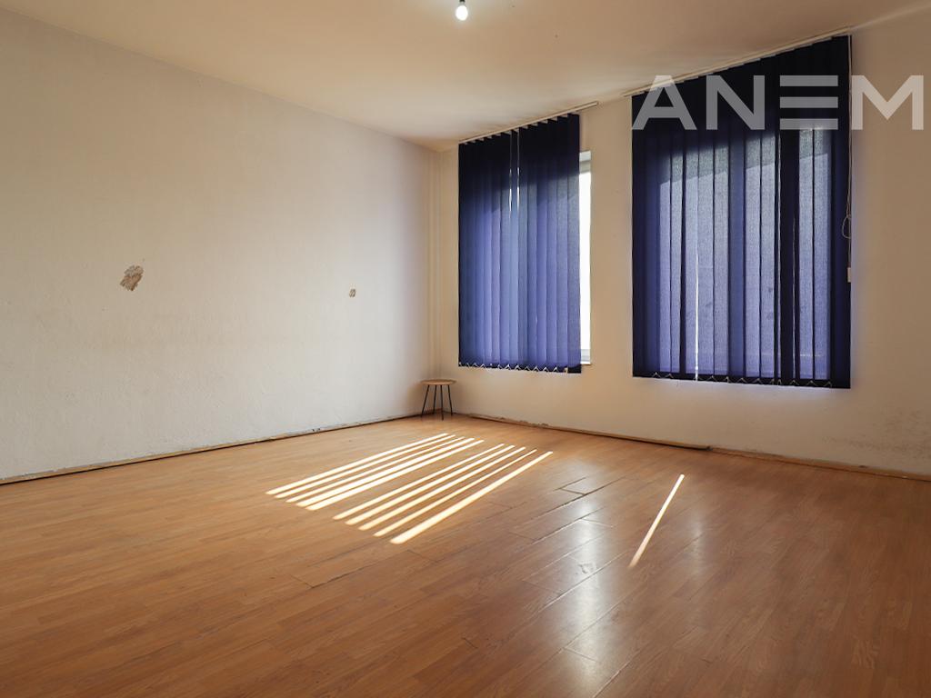 Office for rent with 3 workspaces in the Center