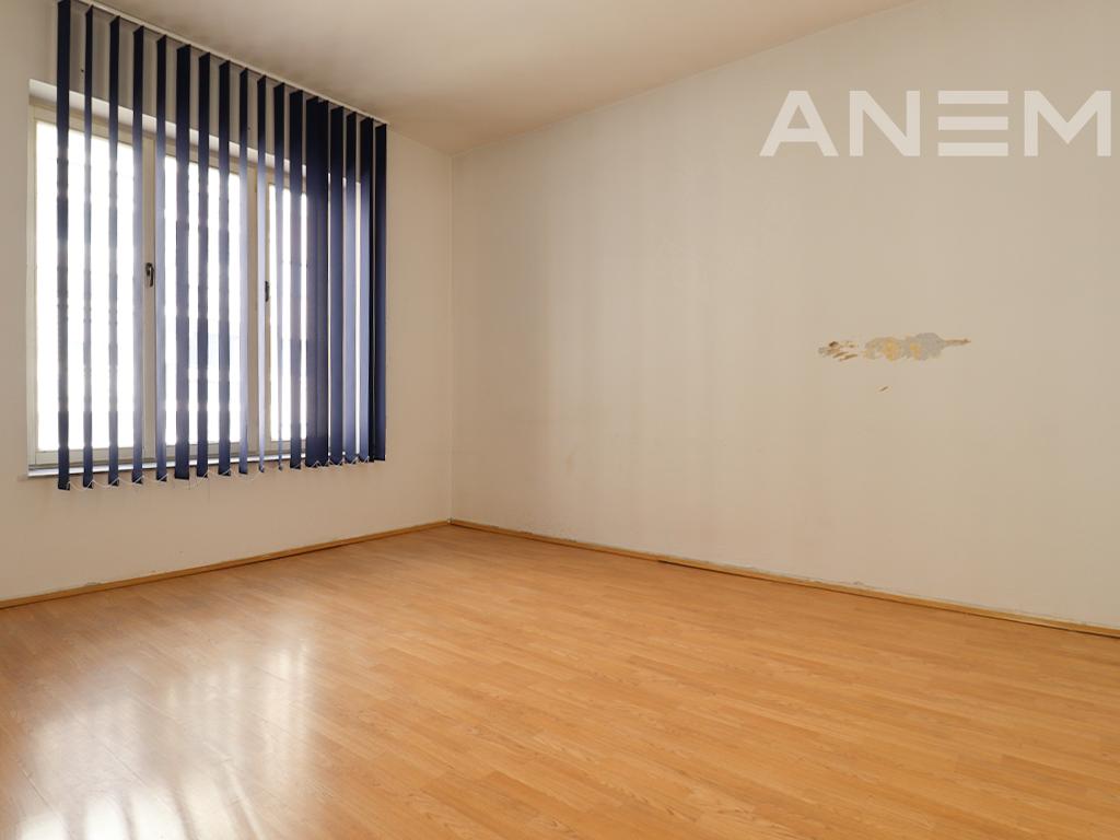 Office for rent with 3 workspaces in the Center