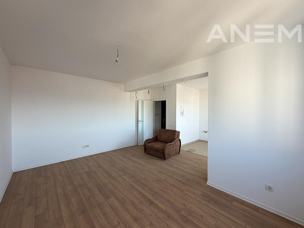 Zyre me qira 313m² në lagjen Mati 1