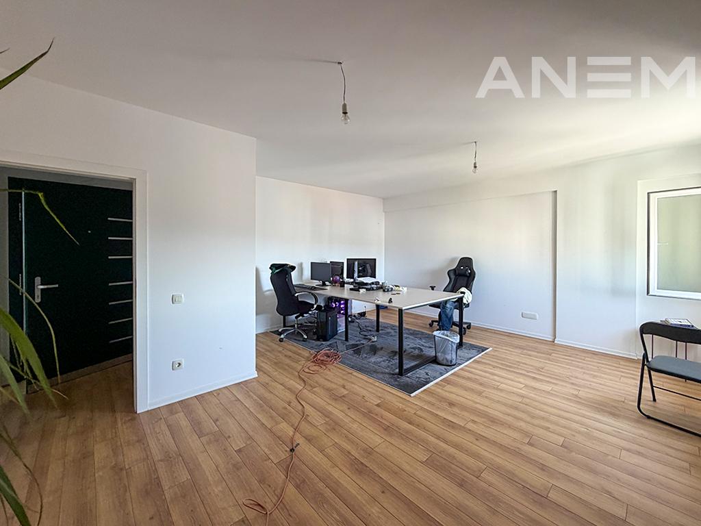 Zyre me qira 313m² në lagjen Mati 1