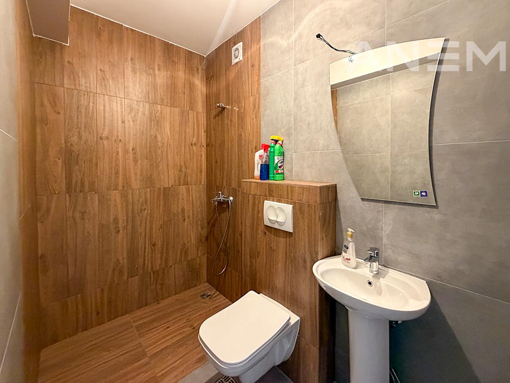Zyre me qira 313m² në lagjen Mati 1