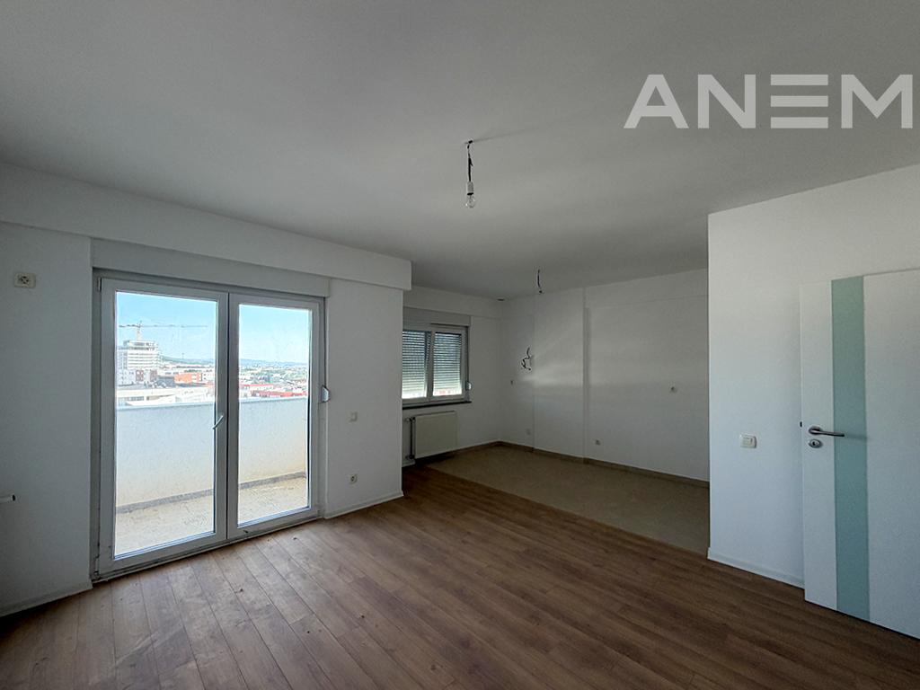 Zyre me qira 313m² në lagjen Mati 1