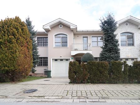 Shtëpi me qira me 4 dhoma gjumi në Fshatin Amerikan