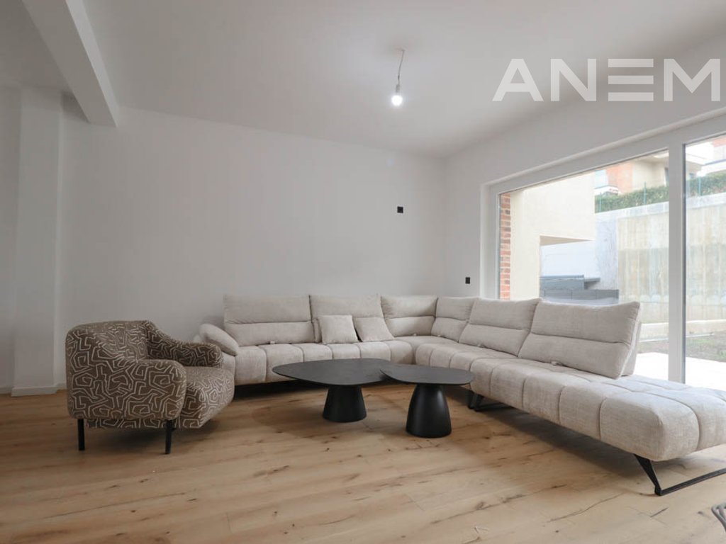 Shtëpi me qira me 4 dhoma gjumi në Marigona Hill