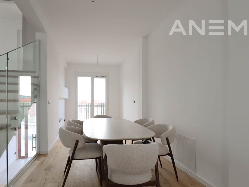 Shtëpi me qira me 4 dhoma gjumi në Marigona Hill