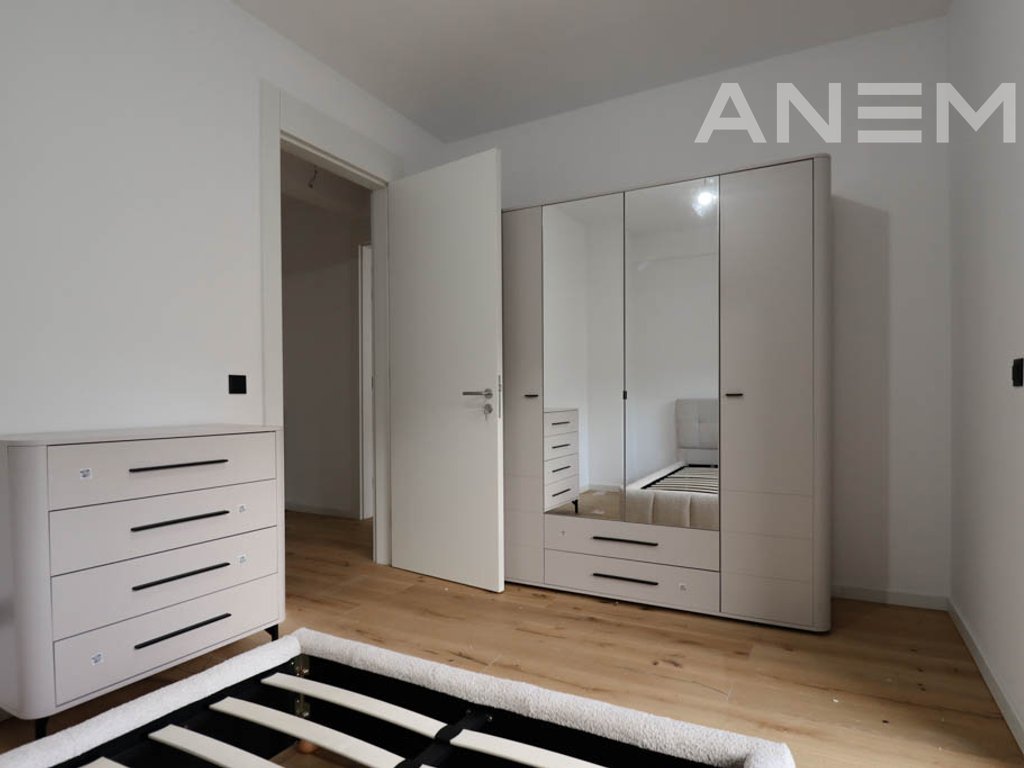 Shtëpi me qira me 4 dhoma gjumi në Marigona Hill