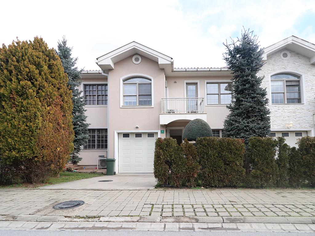 Shtëpi me qira me 4 dhoma gjumi në Fshatin Amerikan