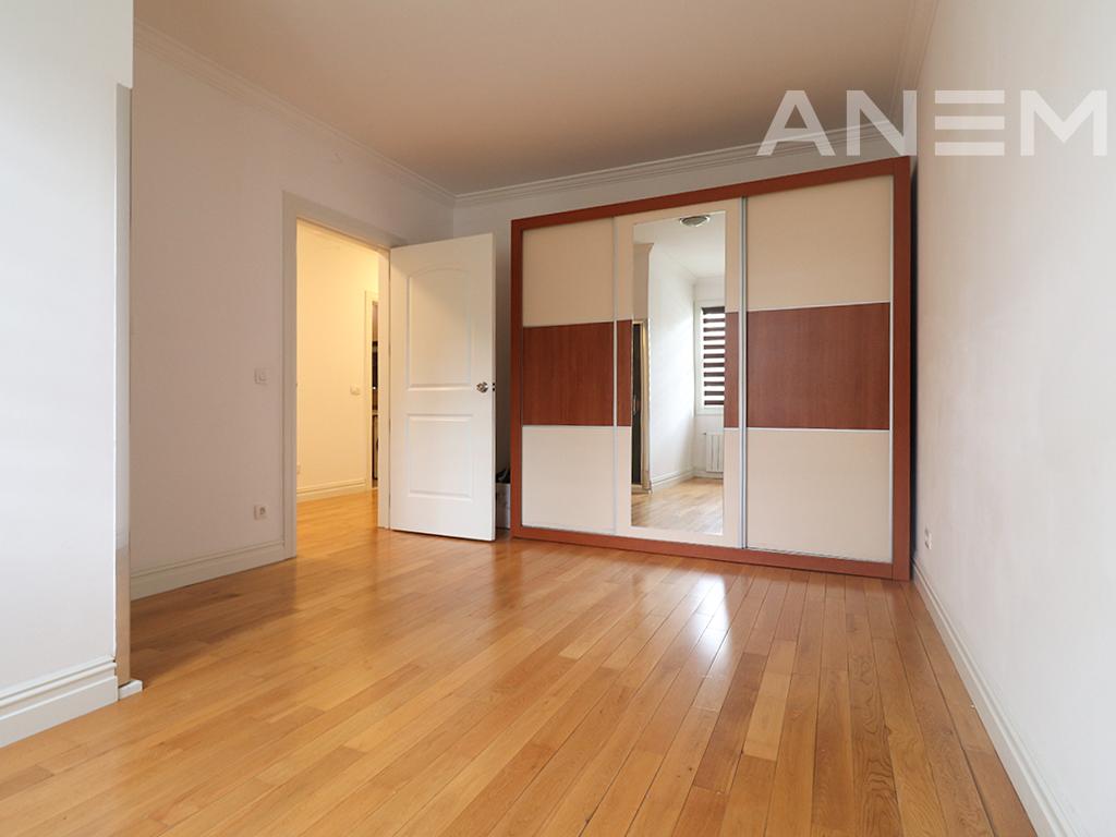 Shtëpi me qira me 4 dhoma gjumi në Fshatin Amerikan