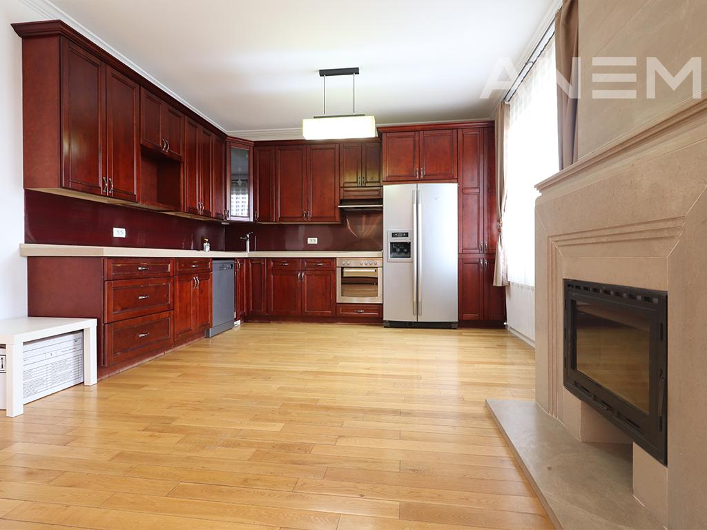 Shtëpi me qira me 4 dhoma gjumi në Fshatin Amerikan