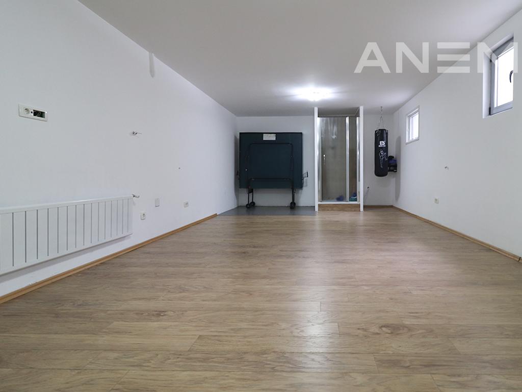 Shtëpi me qira me 4 dhoma gjumi në Fshatin Amerikan