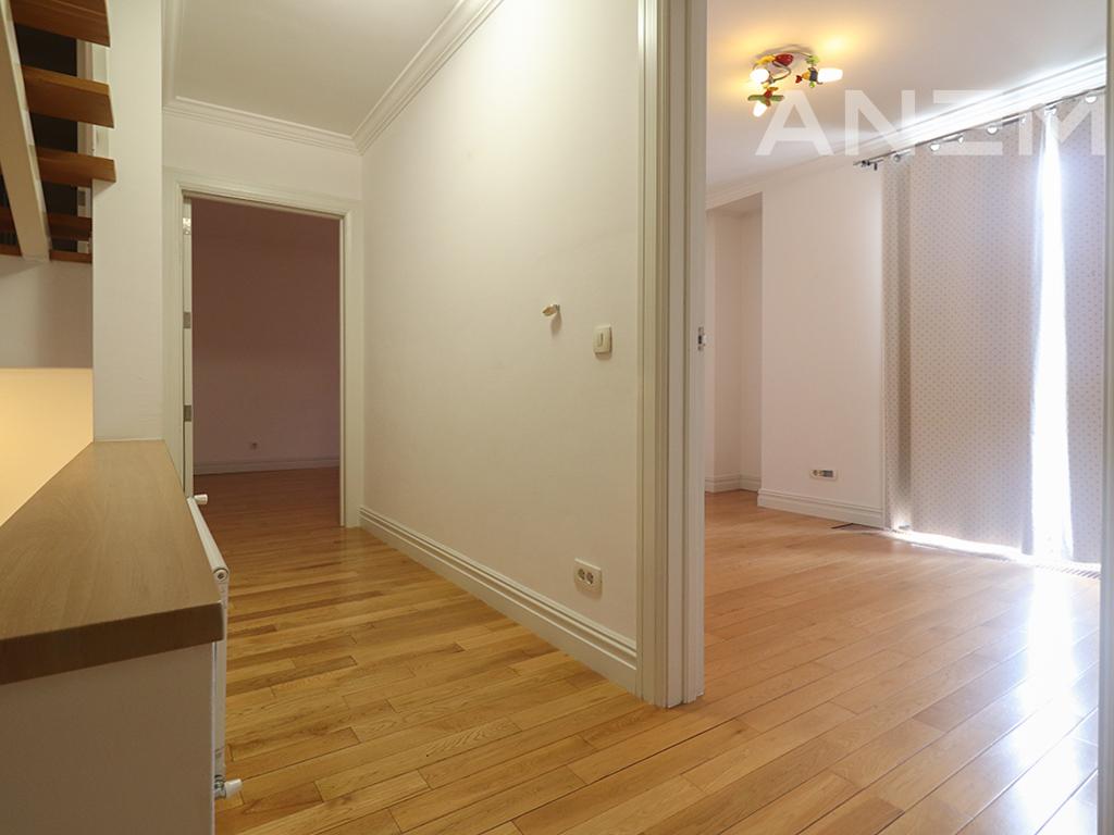 Shtëpi me qira me 4 dhoma gjumi në Fshatin Amerikan