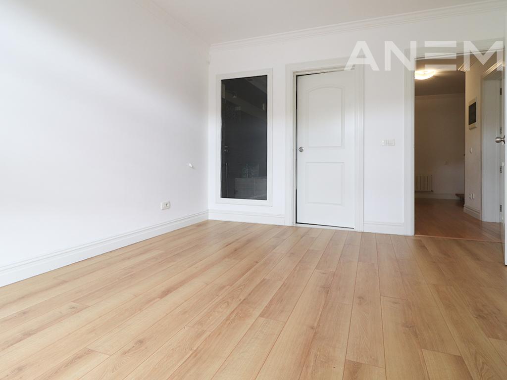 Shtëpi me qira me 4 dhoma gjumi në Fshatin Amerikan