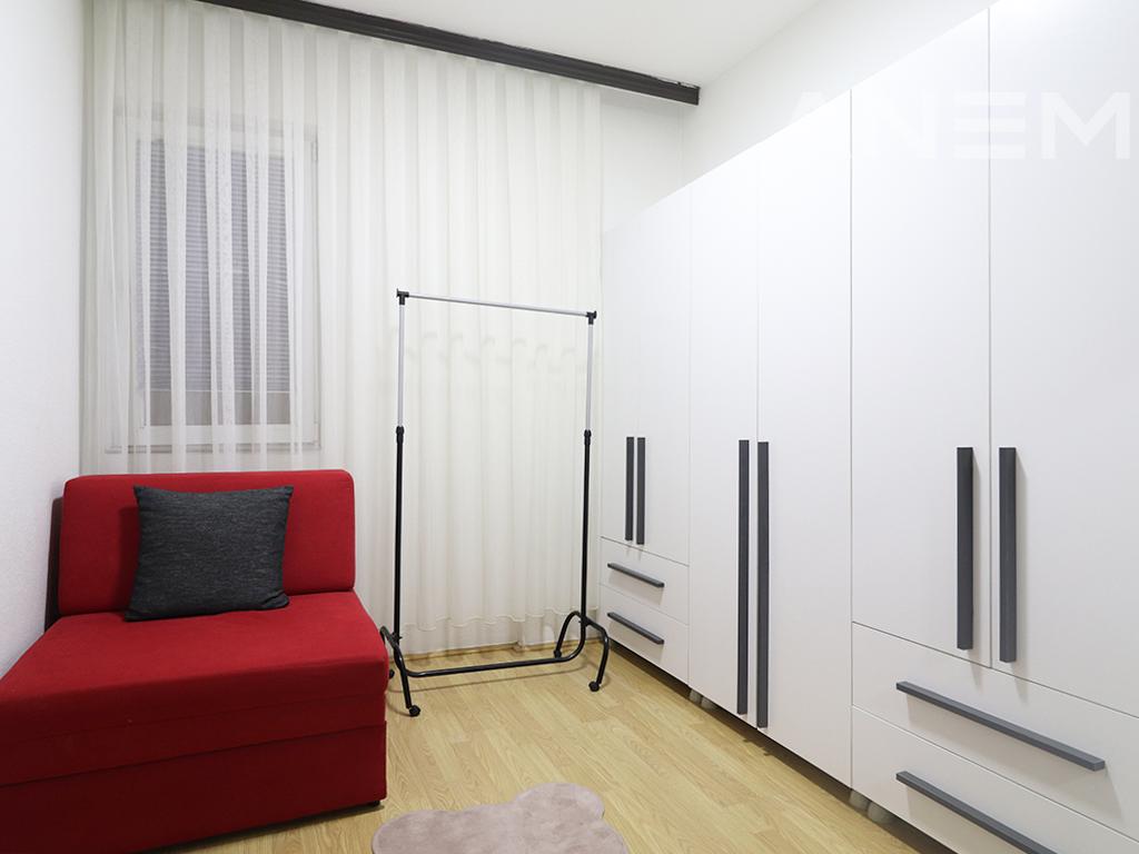 Banesë me qira me 3 dhoma gjumi në Qendër