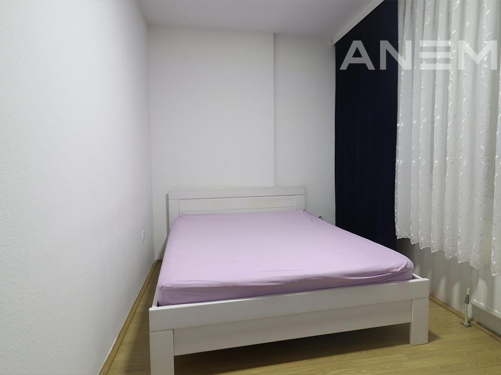 Banesë me qira me 3 dhoma gjumi në Qendër