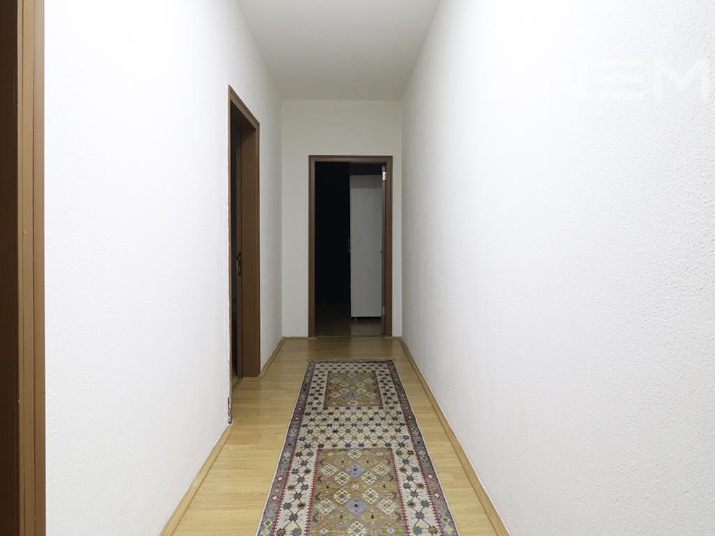 Banesë me qira me 3 dhoma gjumi në Qendër