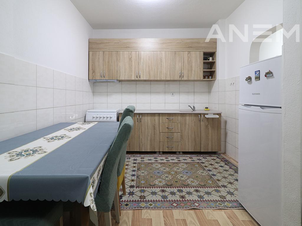 Banesë me qira me 3 dhoma gjumi në Qendër