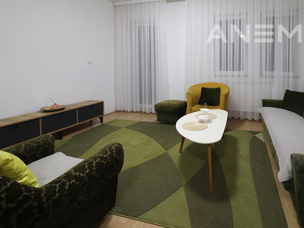 Banesë me qira me 3 dhoma gjumi në Qendër