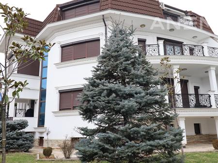 Shtëpi me qira 600m² në Veternik