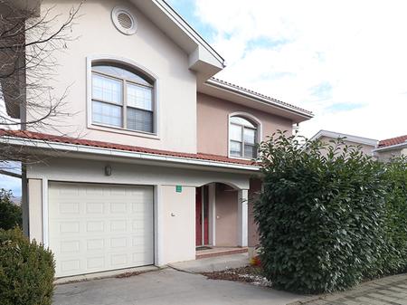 Shtëpi me qira me 4 dhoma gjumi në Fshatin Amerikan