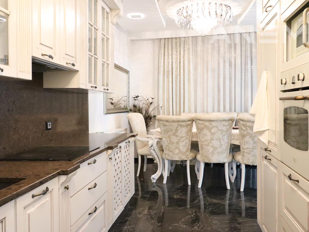 Shtëpi me qira 600m² në Veternik