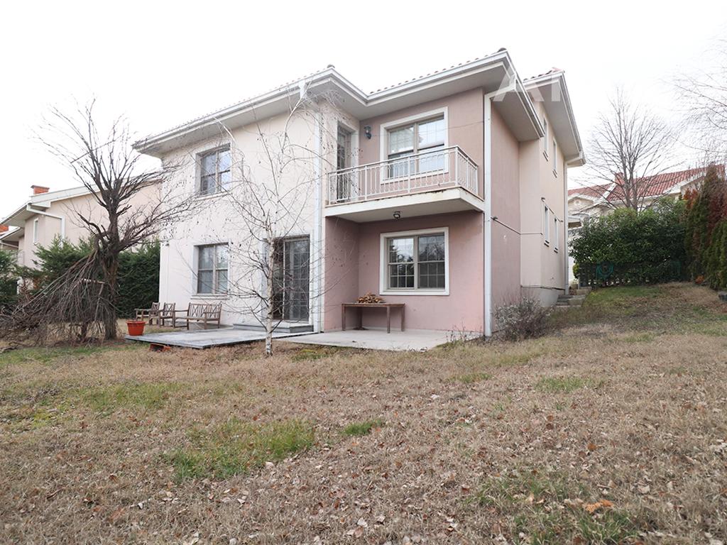 Shtëpi me qira me 4 dhoma gjumi në Fshatin Amerikan