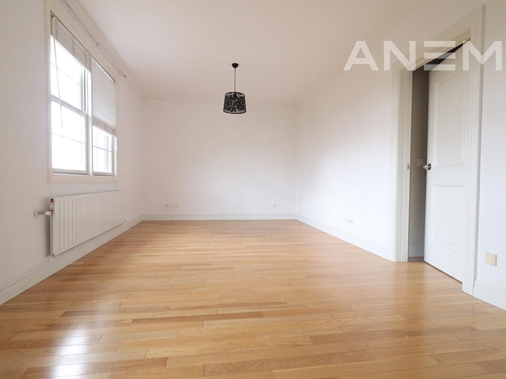 Shtëpi me qira me 4 dhoma gjumi në Fshatin Amerikan