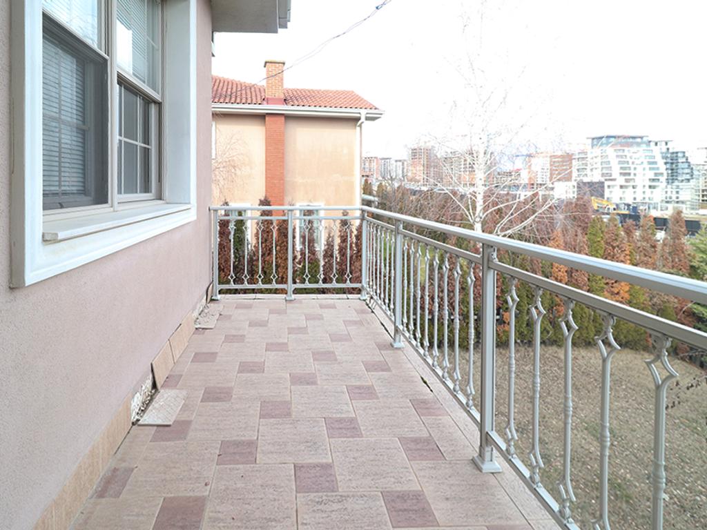 Shtëpi me qira me 4 dhoma gjumi në Fshatin Amerikan