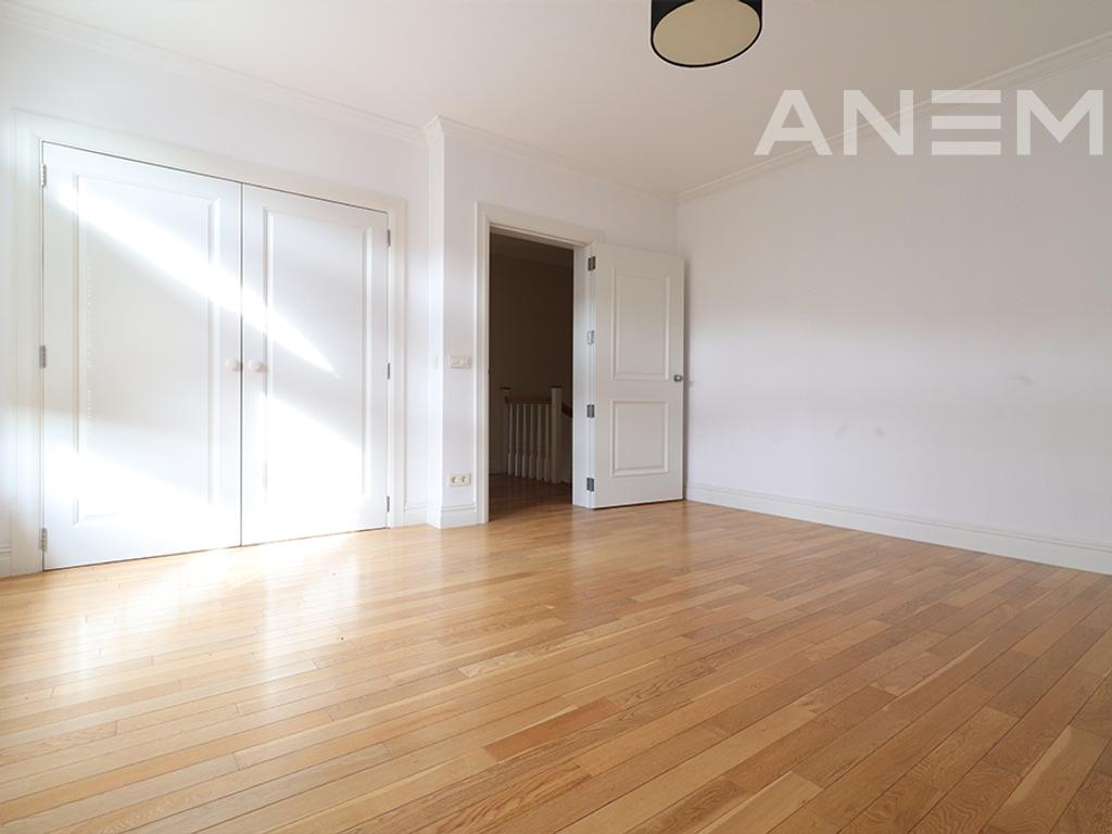 Shtëpi me qira me 4 dhoma gjumi në Fshatin Amerikan