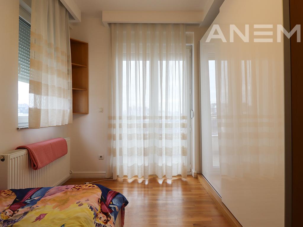 Penthouse me qira me 3 dhoma gjumi në Lagjen e Spitalit