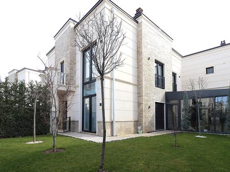 Shtëpi me qira me 3 dhoma gjumi në Royal Green Residence