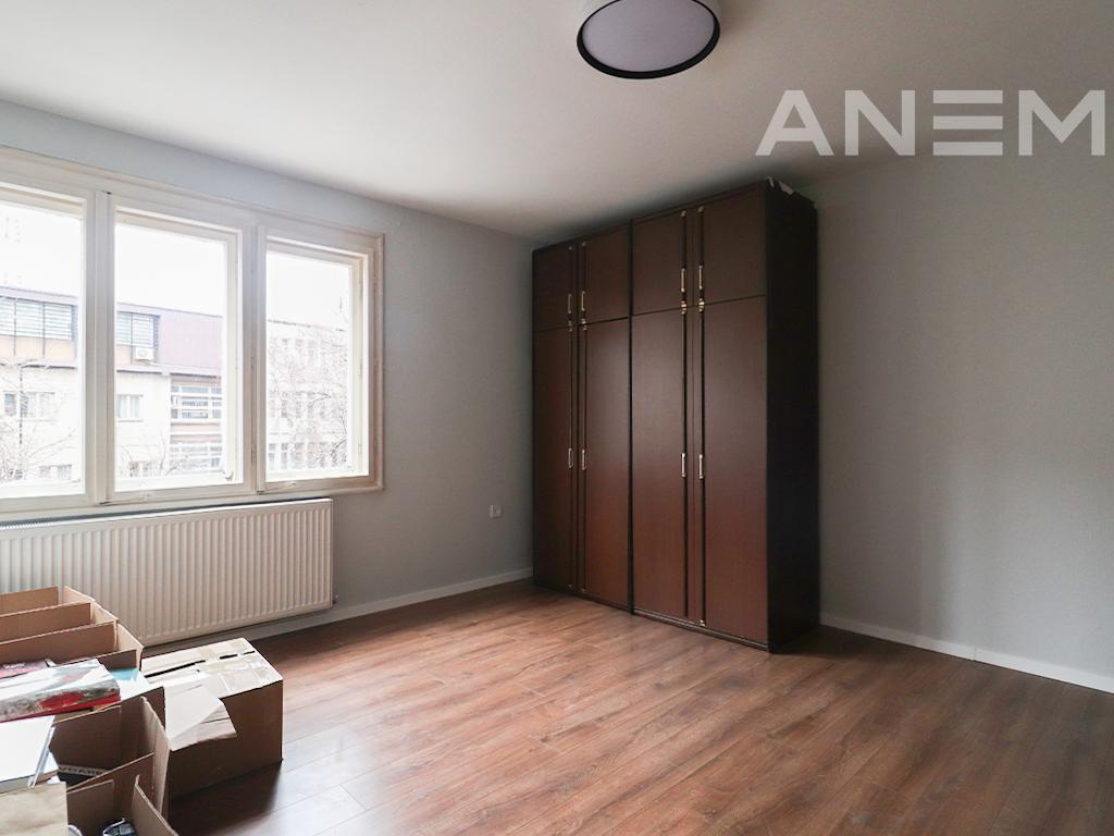 Banesë me qira me 3 dhoma gjumi në Qendër