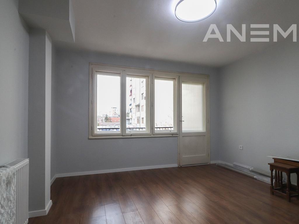 Banesë me qira me 3 dhoma gjumi në Qendër