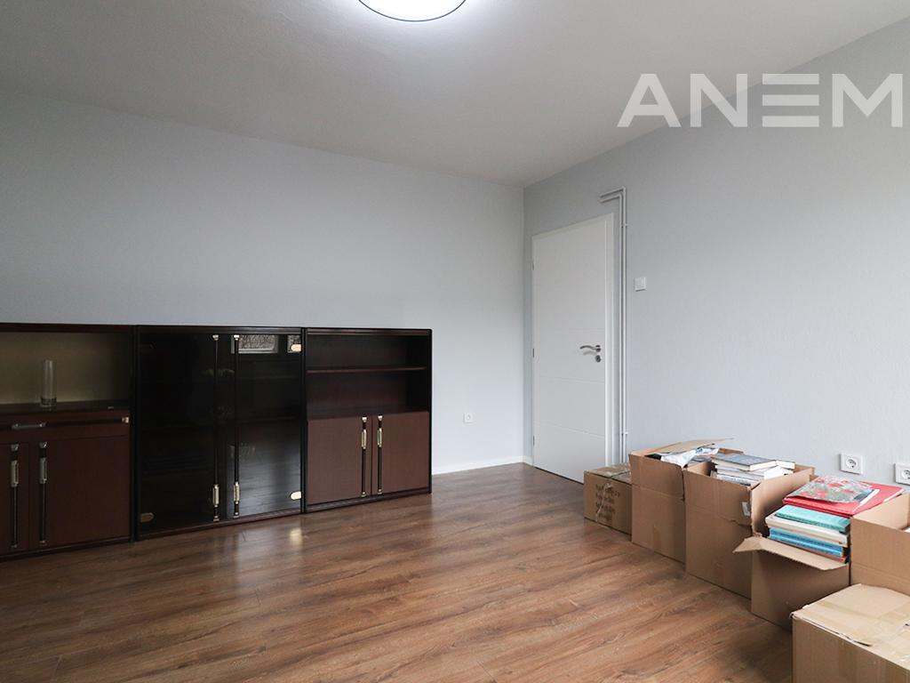 Banesë me qira me 3 dhoma gjumi në Qendër