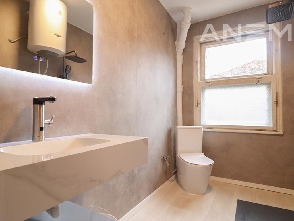 Banesë me qira me 3 dhoma gjumi në Qendër