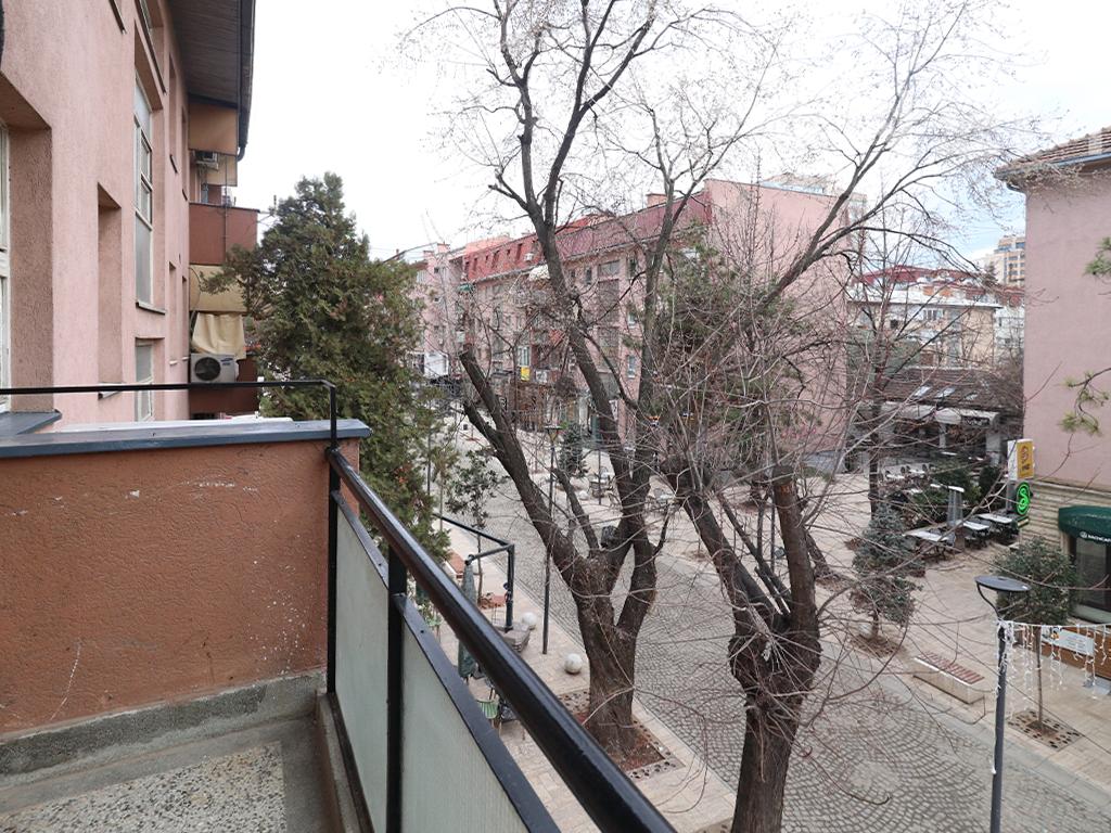 Banesë me qira me 3 dhoma gjumi në Qendër