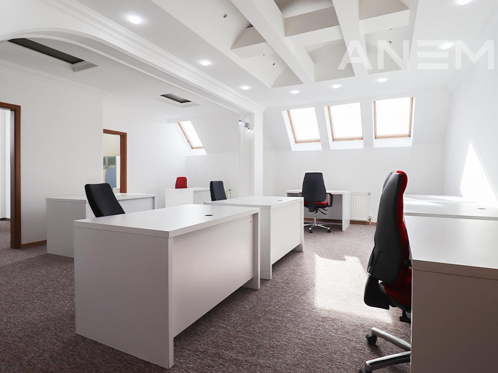 Zyre me qira me 4 hapësira pune në Bregun e Diellit