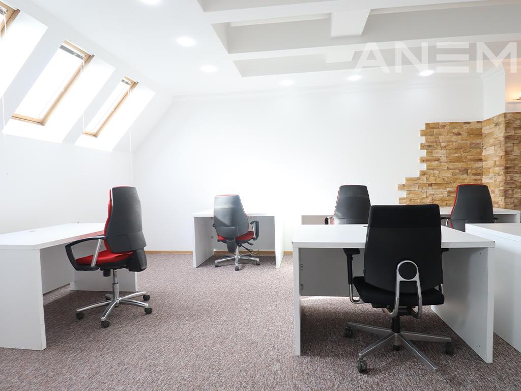 Zyre me qira me 4 hapësira pune në Bregun e Diellit