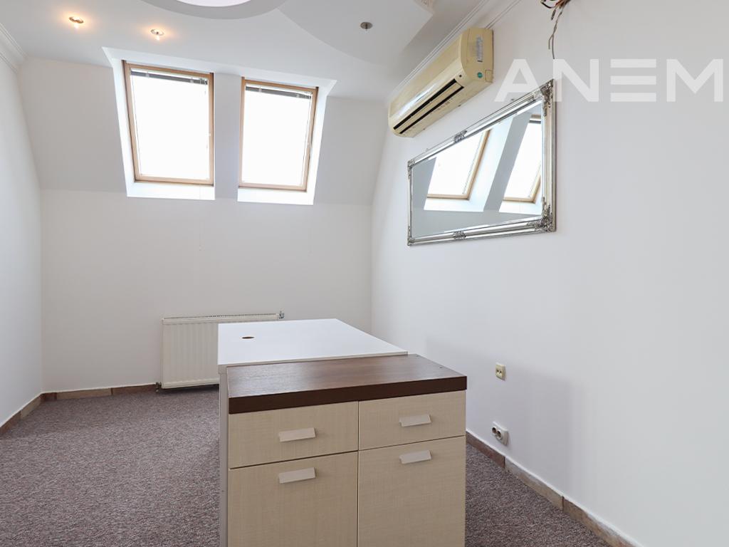 Zyre me qira me 4 hapësira pune në Bregun e Diellit