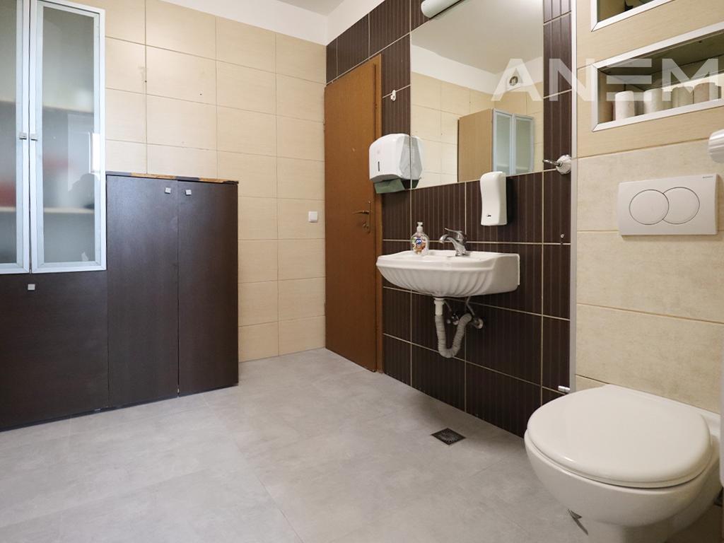 Zyre me qira me 4 hapësira pune në Bregun e Diellit