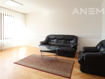 Zyre me qira me 5 hapësira pune në Pejton