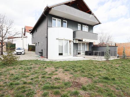 Shtëpi me qira me 3 dhoma gjumi në Kodrën e Trimave