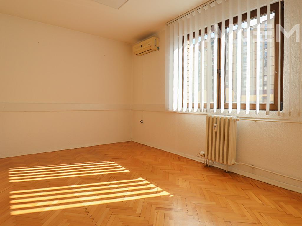 Zyre me qira me 5 hapësira pune në Pejton