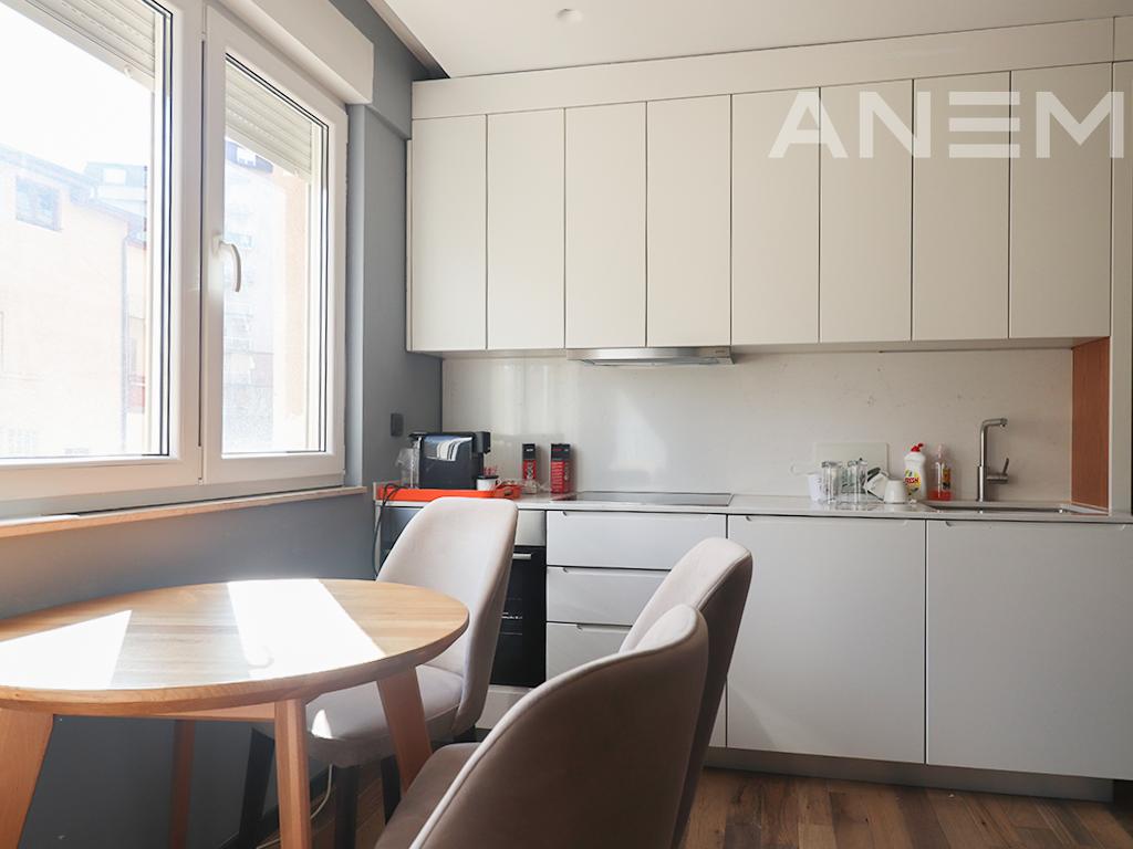 Zyre me qira me 2 hapësira pune në Qendër