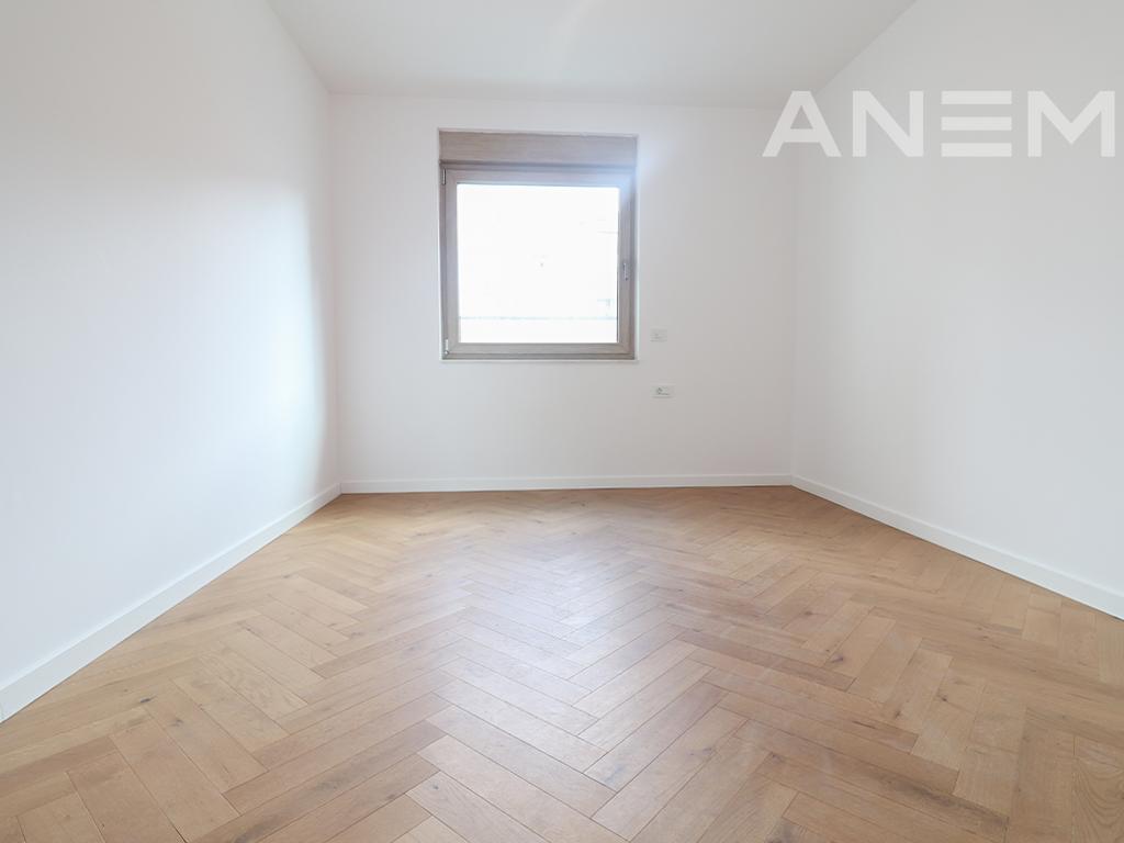 Zyre me qira me 4 hapësira pune në Rrugën B