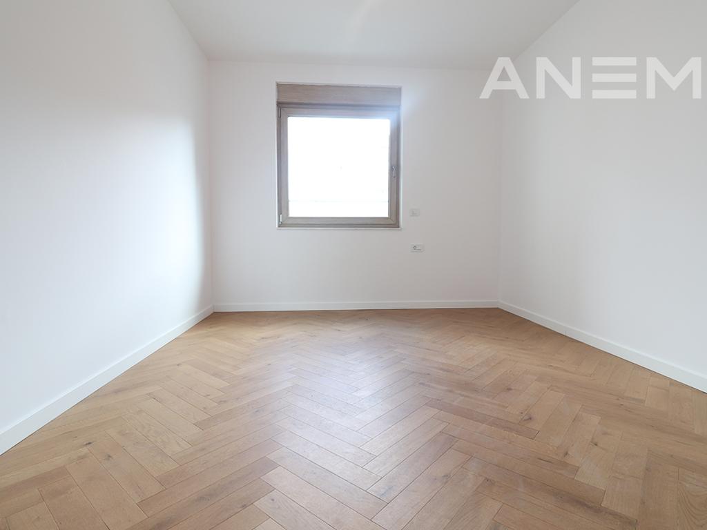 Zyre me qira me 4 hapësira pune në Rrugën B